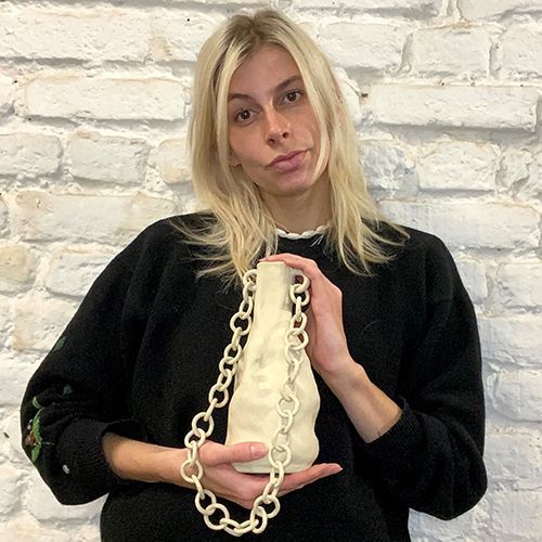 Frau mit Tonobjekt