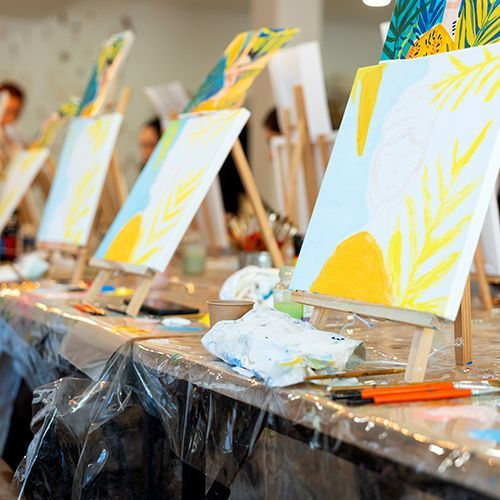 Frauen genie&szlig;en einen Kunstworkshop zum Thema &bdquo;Sip and Paint&ldquo;