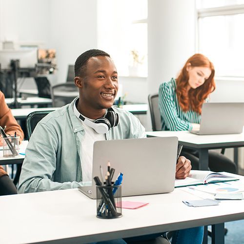 Ein Mann sitzt am Computer
