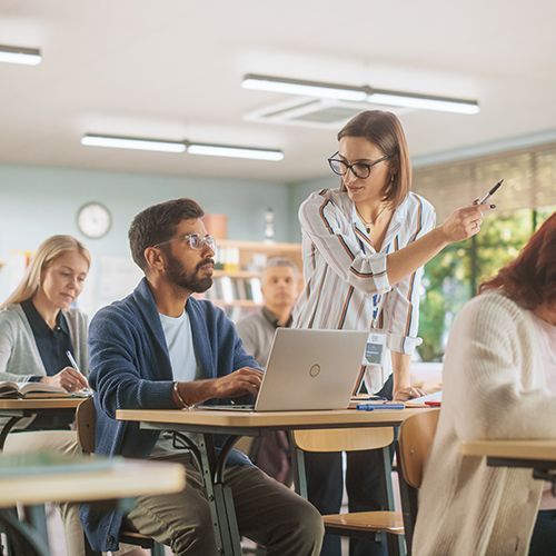 Ein Mann am PC im Seminarraum