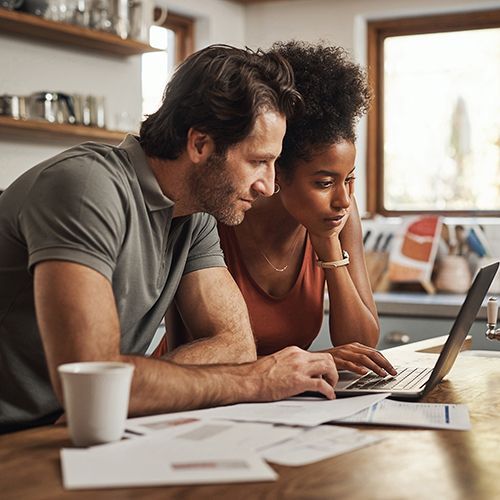 Zwei Menschen sitzen am PC.