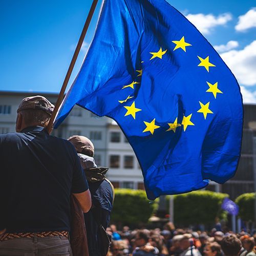 Ein Mann mit einer Europaflagge.