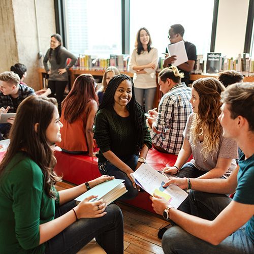 Menschen unterschiedlicher Herkunft sitzen in einer Runde zusammen.