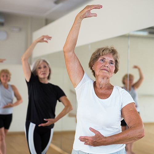 Zwei &auml;ltere Damen machen Sport.