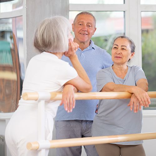 Drei &auml;ltere Menschen in einem Sportkurs.