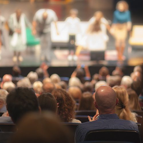 Viele Menschen in einem H&ouml;rsaal.