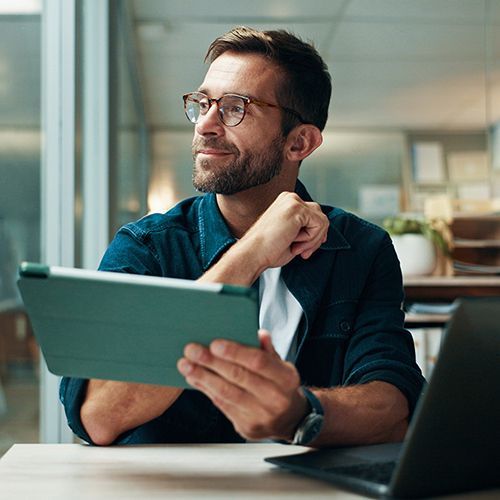 Ein Mann mit Tablet in der Hand.