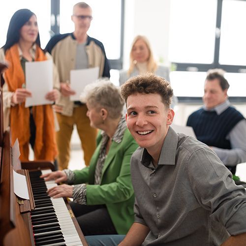Menschen singen gemeinsam