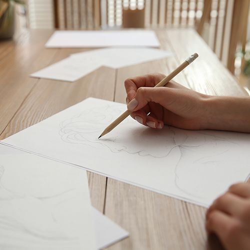 Eine Hand zeichnet eine Person mit Bleistift.