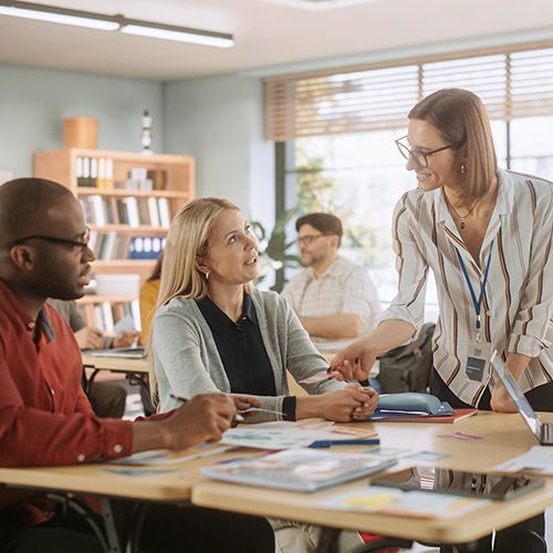 Drei Menschen in einem Kursraum.
