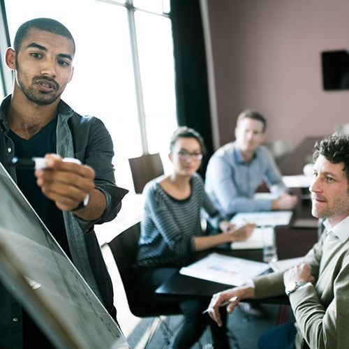 Menschen in einem Seminar