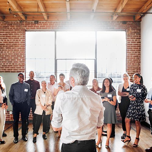 Ein Seminarteilnehmer &uuml;bt das freie Reden vor seinen Komillitonen.