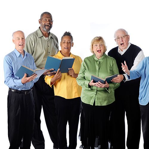 Eine Gruppe singt.