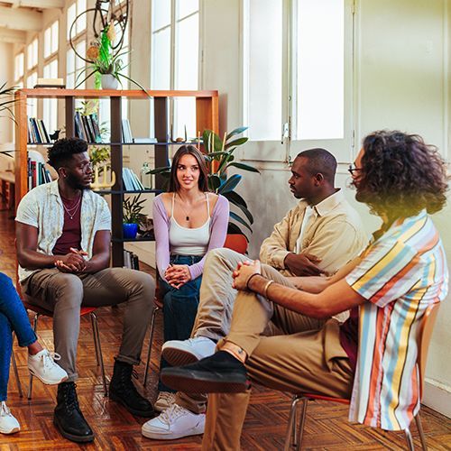 F&uuml;nf unterschiedliche junge Menschen in einer Gruppentherapiesitzung