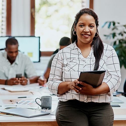 Dozentin schaut in Kamera