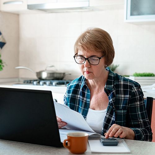 Frau am Laptop