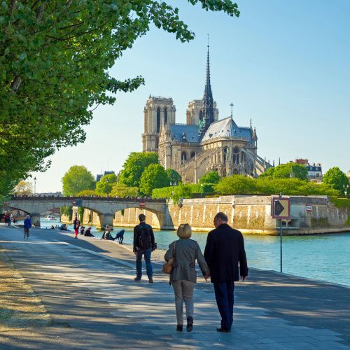 Seine-Ufer mit Notre Dame und Spaziergängern