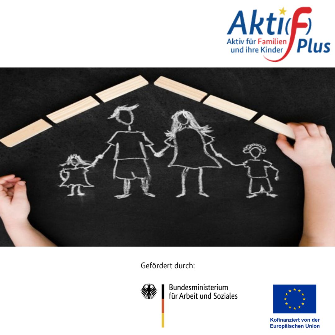 Zwei H&auml;nde legen helle Holzst&auml;be in Form eines Daches &uuml;ber eine mit wei&szlig;er Kreide gezeichnete Familie auf einer dunklen Tafel. Die Zeichnung zeigt zwei Erwachsene und zwei Kinder, die sich an den H&auml;nden halten. Oben rechts befindet sich das Logo &raquo;Aktif Plus&laquo; mit dem Slogan &raquo;Aktiv f&uuml;r Familien und ihre Kinder&laquo;. Unten sind die Logos des Bundesministeriums f&uuml;r Arbeit und Soziales sowie der Europ&auml;ischen Union abgebildet. Darunter steht der Hinweis &raquo;Gef&ouml;rdert durch:&laquo;.