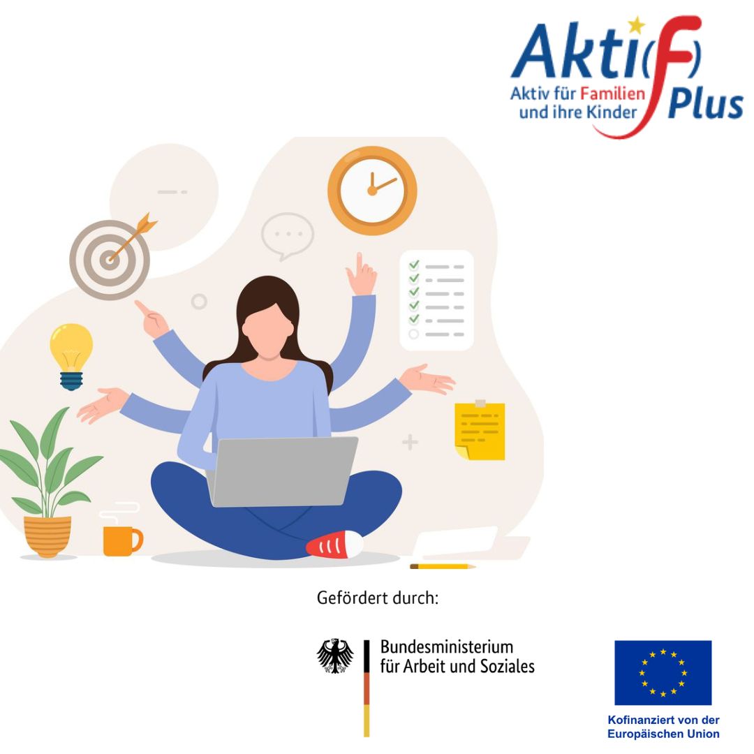 Eine gezeichnete Frau mit vier Armen sitzt im Schneidersitz vor einem Laptop. Sie h&auml;lt in jeder Hand verschiedene Gegenst&auml;nde, darunter eine Uhr, ein Blatt Papier, ein H&auml;kchen und ein Klemmbrett. Um sie herum sind Symbole wie eine Gl&uuml;hbirne, ein Zahnrad, ein Kalender und H&auml;kchen angeordnet. Oben rechts steht das Logo 'Aktif Plus &ndash; Aktiv f&uuml;r Familien und ihre Kinder'. Unten befinden sich die Logos des Bundesministeriums f&uuml;r Arbeit und Soziales sowie der Europ&auml;ischen Union mit dem Hinweis auf die F&ouml;rderung.