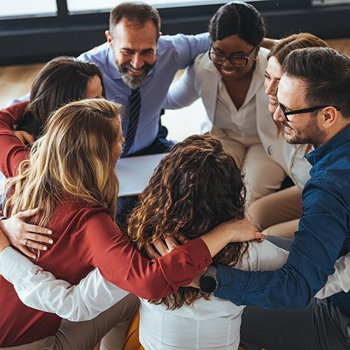 Eine Gruppe Menschen umarmt sich.