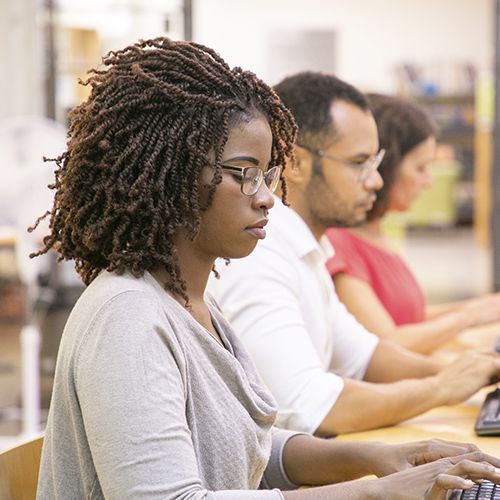 Eine Frau tippt in einen Computer.