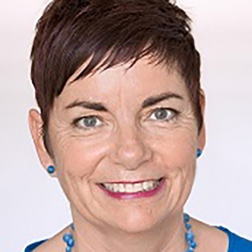 Ein Passfoto einer Frau in blauem Oberteil.