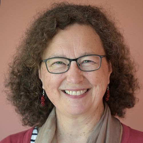 Eine Frau sieht strahlend in die Kamera.