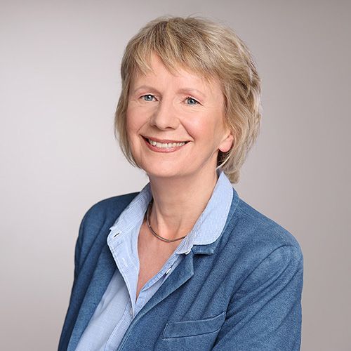 Eine Dozentin schaut in die Kamera