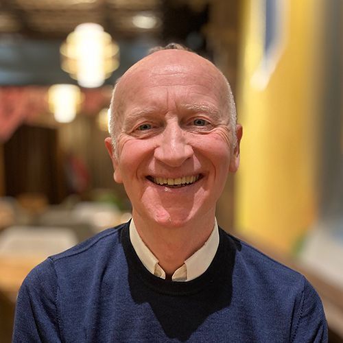 Dozent sieht in Kamera