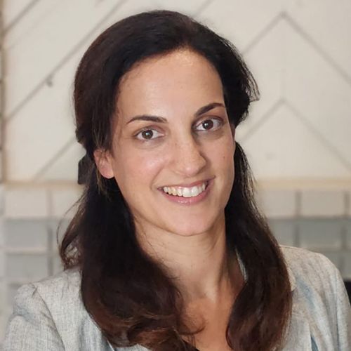 Eine Frau sieht in eine Kamera