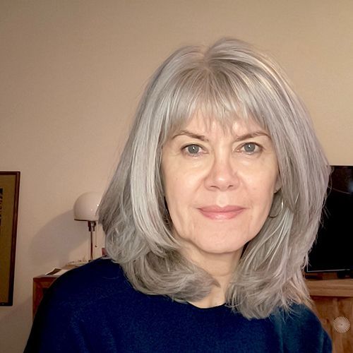 Eine Frau sieht frontal in die Kamera