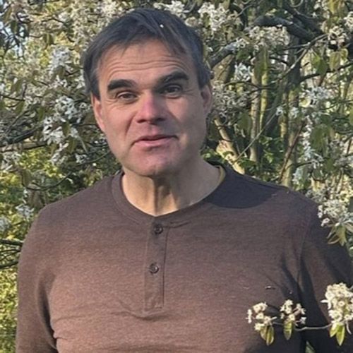 Ein Mann sieht in die Kamera