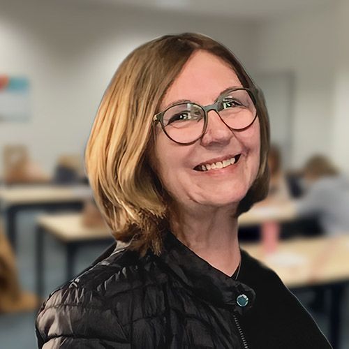 Eine Frau sieht in die Kamera