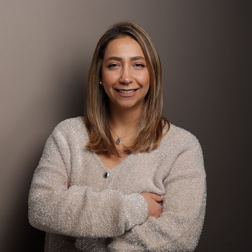 Eine Frau sieht in die Kamera