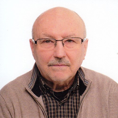 Ein Mann sieht in die Kamera