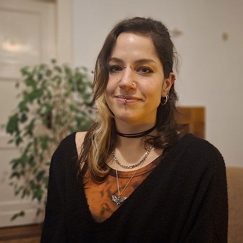 Eine Frau sieht in die Kamera