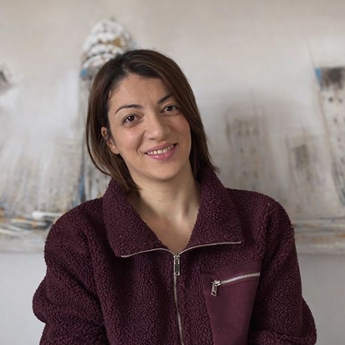 Eine Frau sieht in die Kamera