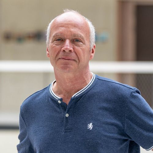 Mann sieht in Kamera