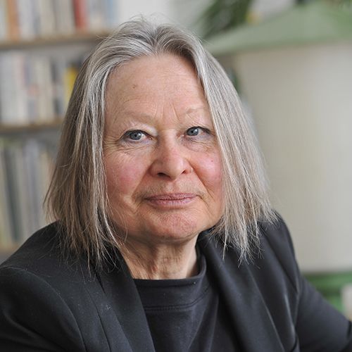 Frau sieht in Kamera