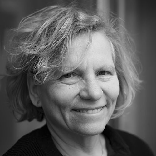 Frau schaut in Kamera