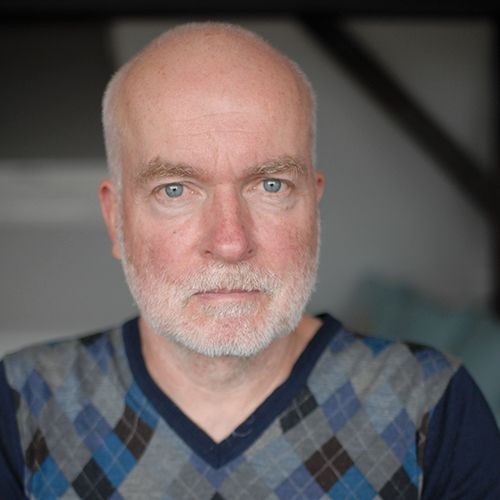 Mann sieht in Kamera