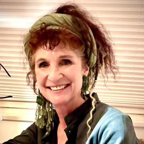 Frau sieht in Kamera