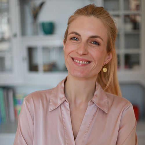 Ein Frau sieht in eine Kamera