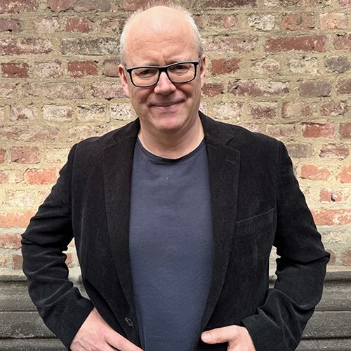 Ein Mann sieht in eine Kamera