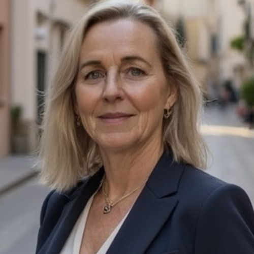 Frau sieht in Kamera