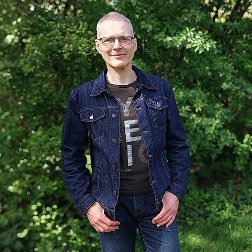 Ein Mann sieht in die Kamera.