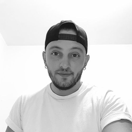 Das Foto zeigt einen jungen Mann mit Cappy.