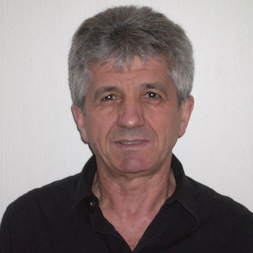 Mann sieht in Kamera