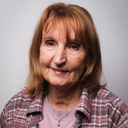 Eine Frau sieht in die Kamera