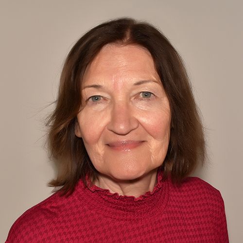 Eine Frau sieht in die Kamera